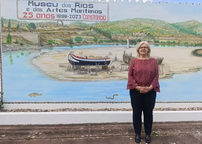 Anabela Cardoso em frente a mural do Museu dos Rios e Artes Marítimas